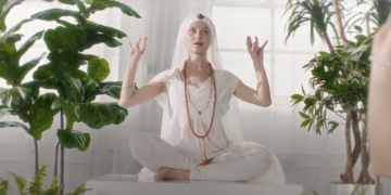 ‘Breath of Fire’ Docuseries Explores “Yoga Guru To the Stars”